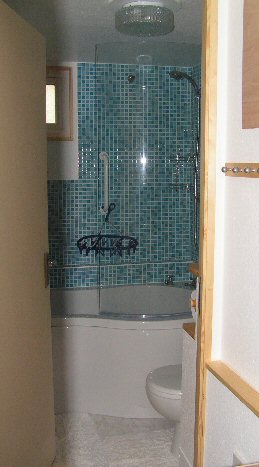 The Garden Room, en suite bathroom